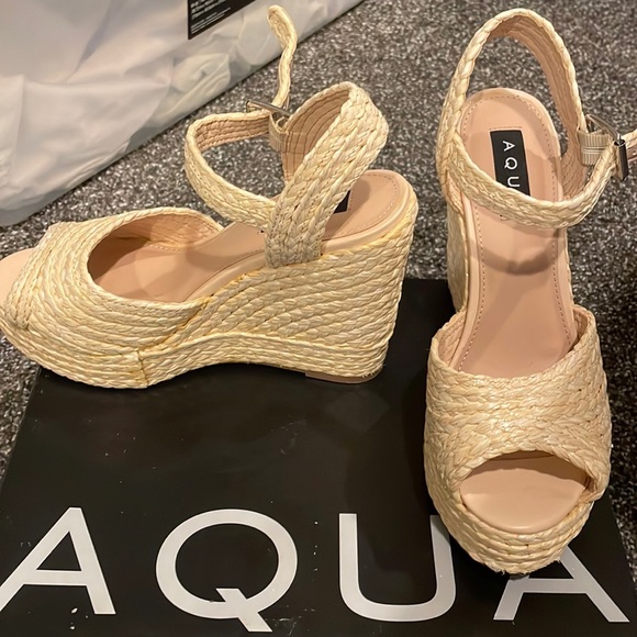 AQUA Natural Raffia Straw Sandal Platforms - Picture 2 of 8